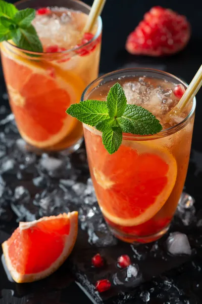 Grapefrukt och granatäpple cocktail eller mocktail, uppfriskande sommardrink med krossad is och kolsyrat vatten — Stockfoto