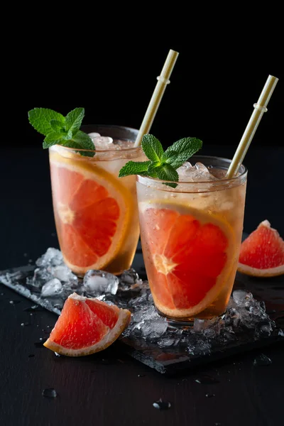 Cocktail de toranja ou mocktail, refrescante bebida de verão com esmagado — Fotografia de Stock