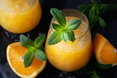 Soğuk yaz portakallı limonata. Naneli ve buzlu.