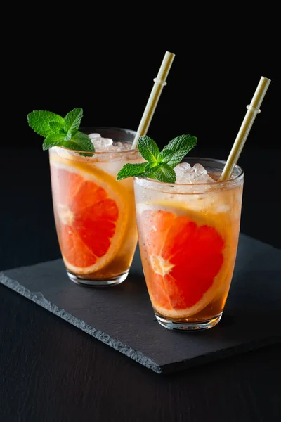 Grapefruitcocktail met munt en ijs. Koude zomer citrus verse drank — Stockfoto