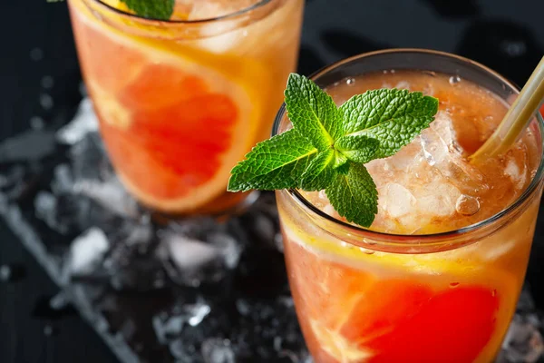 Cóctel de pomelo con menta y hielo. Bebida fresca cítrica de verano fría —  Fotos de Stock