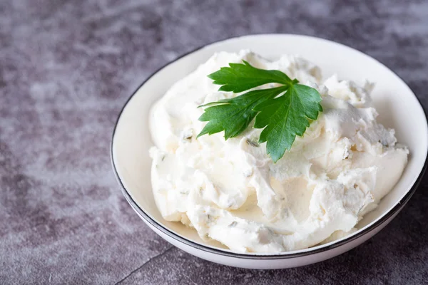 Ciotola con ricotta fresca sul tavolo. Spazio per testo — Foto Stock