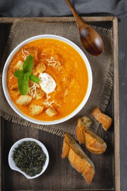 Kabak çorbası, kızarmış ekmek ve krema.