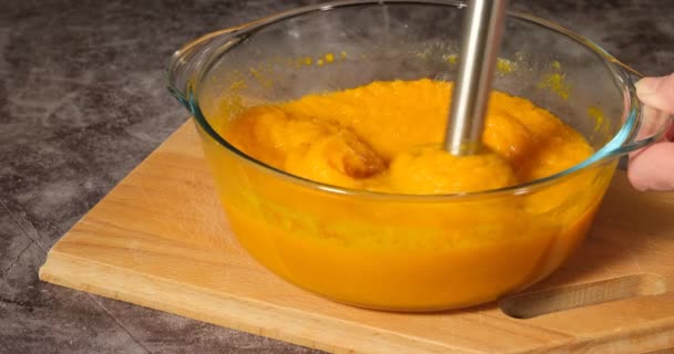 Proceso de cocción sopa de calabaza crema. — Vídeo de stock