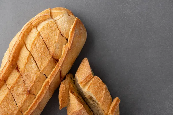 Snijd Frans brood op grijze achtergrond — Stockfoto