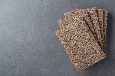 Gri bir masada çavdar krakerleri. Sağlıklı organik gıda