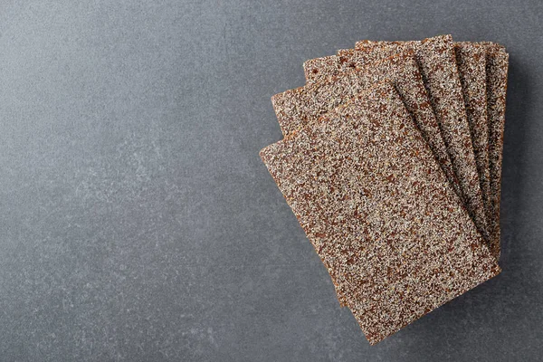 Rye crackers on a grey table. Healthy organic food — Stock Photo, Image