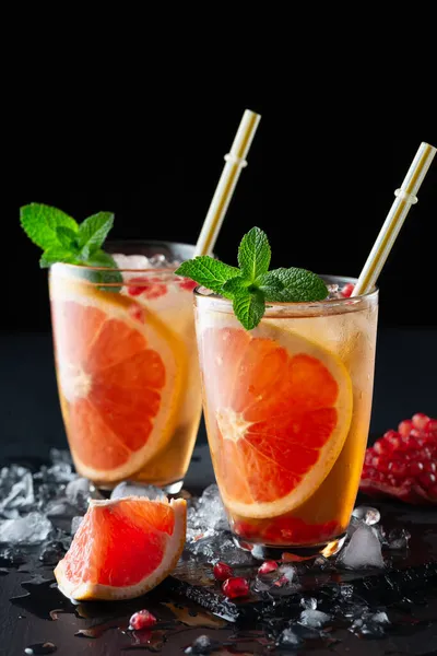 Drinkar av grapefrukt och granatäpplen eller mocktail — Stockfoto