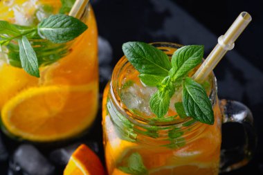 Soğuk yaz portakallı limonata. Naneli ve buzlu.