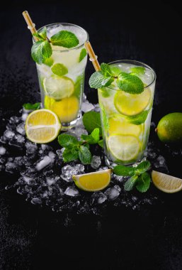 Buzlu, naneli ve limonlu alkollü mojito. Boşluğu Kopyala.