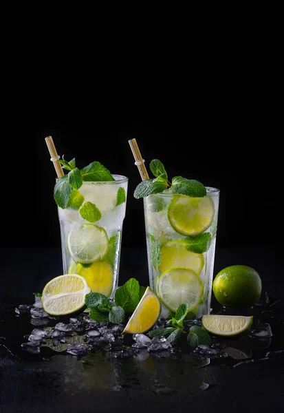 Refreshing Summer Alcoholic Cocktail Mojito Ice Fresh Mint Lime Copy — Stockfoto