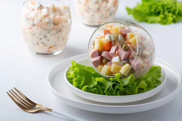 Geleneksel Rus Salatası Olivier Sebzeli Jambonlu Mayonezli — Stok fotoğraf