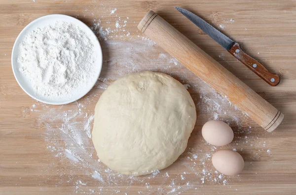 Mangır manzarası ve ahşap masada pişirme malzemeleri