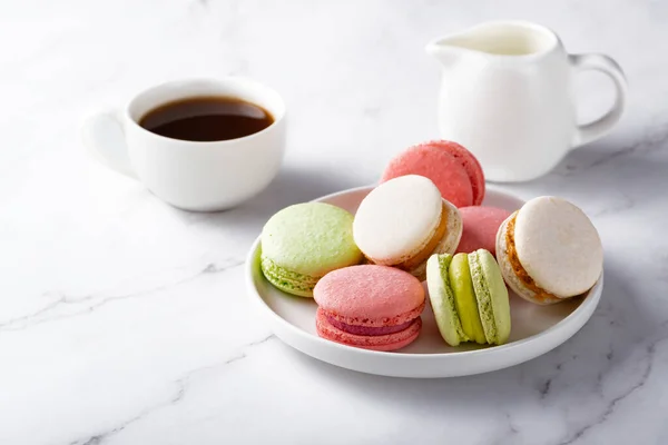 Macaron e xícara de café — Fotografia de Stock