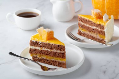 Kek ve kahve bir ışık masasında