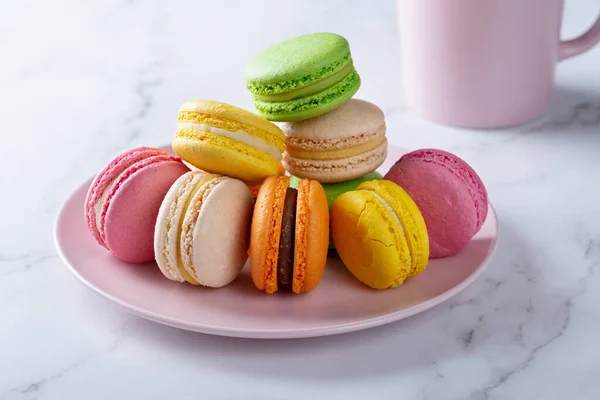 Dulces macarrones franceses y café sobre mesa blanca — Foto de Stock