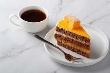 Kek ve kahve bir ışık masasında