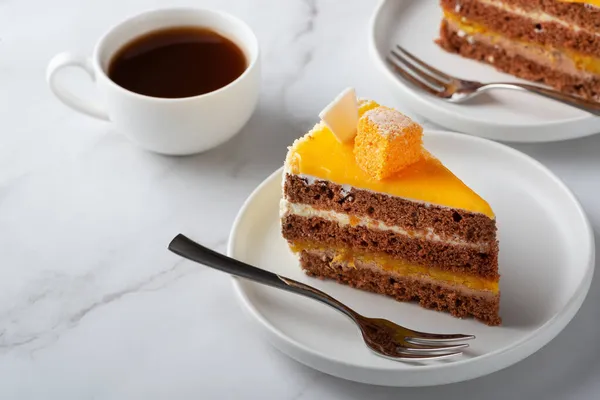 Kuchen Und Kaffee Auf Einem Hellen Tisch — Stockfoto