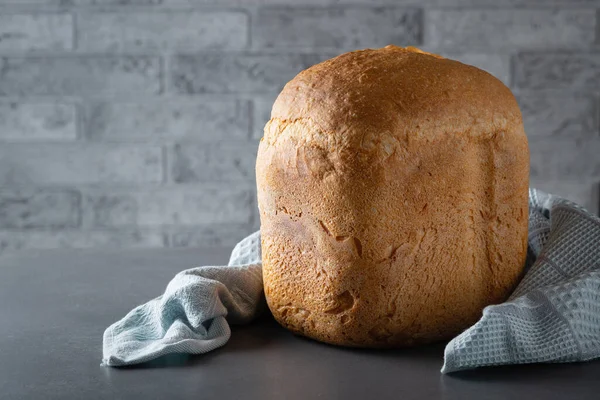 Vers Zelfgemaakt Knapperig Brood Een Grijze Tafel — Stockfoto