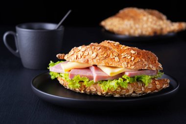 Taze salata, jambon ve krem peynirli kruvasan sandviçi..