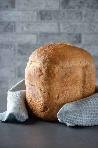 灰色のテーブルの上に新鮮な自家製のさわやかなパン — ストック写真
