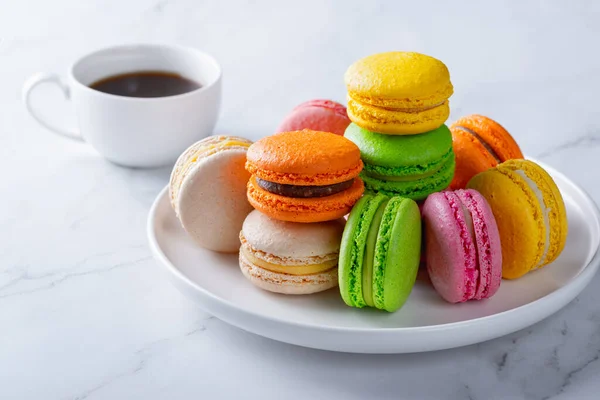 Macarons doux français et café sur table blanche — Photo