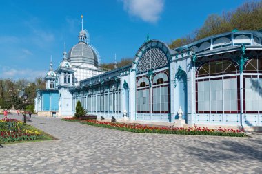 Puşkin Galerisi, Rusya 'nın Zheleznovodsk kentindeki tatil köyü parkında. - 1 Mayıs 2021.