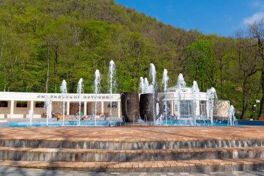 Rusya 'nın Stavropol bölgesindeki Zheleznovodsk tatil köyü parkındaki fıskiyeler şeklinde fıskiye - 1 Mayıs 2021.