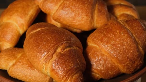 Franska krispiga croissanter rotera och närbild — Stockvideo