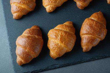 Kruvasan grubu iki sıra halinde ve kahvaltı için hazır.