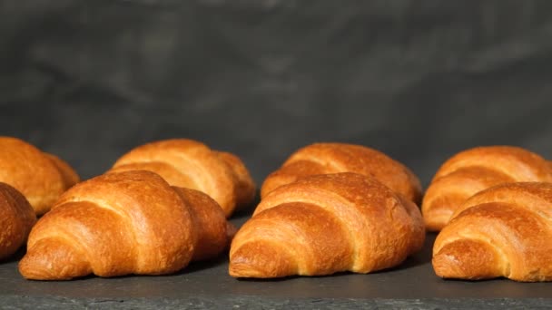 Croissant francés fresco sabroso. Acaba de salir del horno — Vídeos de Stock