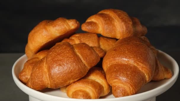 Franse krokante croissants draaien en close-up — Stockvideo