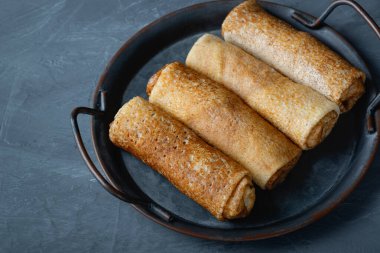 İnce krepler ya da süzme peynirle doldurulmuş krepler. 