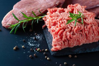 Taze çiğ et ve sığır eti, kıyma ve baharatlı et.