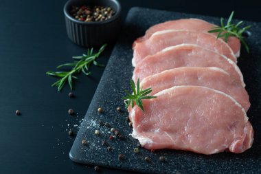 Çiğ domuz eti. Siyah arka plan. Üst Manzara. Metin için boşluk