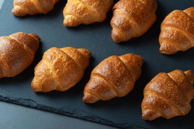 Kruvasan grubu iki sıra halinde ve kahvaltı için hazır.