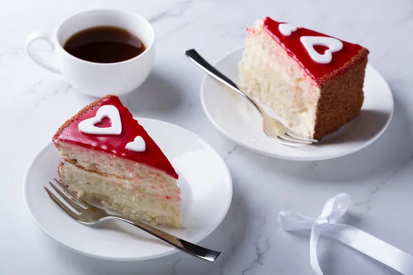 Leckere Kuchen zum Valentinstag auf weißem Tisch — Stockfoto