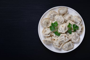 Geleneksel Rus pelmeni, mantı, etli börek. 
