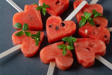 Gri masadaki çubuklarda karpuz dilimleri