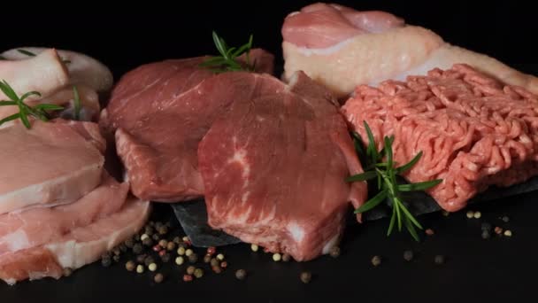 Diferentes tipos de carne crua em um fundo preto — Vídeo de Stock
