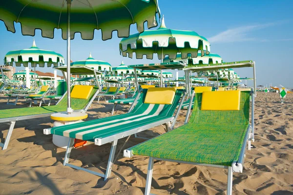 Шезлонги Зонтиками Солнечном Пляже Летом — стоковое фото