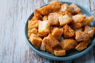 Mavi ahşap bir masada kızarmış ekmek.