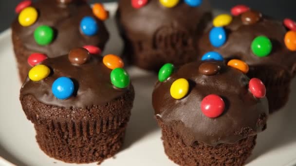 Muffins chocolat brun foncé tournant sur un fond sombre — Video