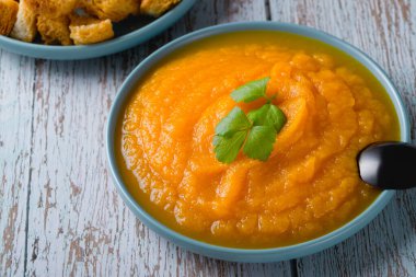 Peynirli ve maydanozlu balkabağı çorbası..