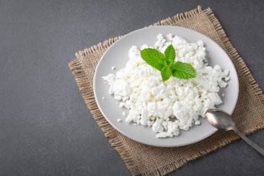 Taze süzme peynirli bir kase. Metin için boşluk