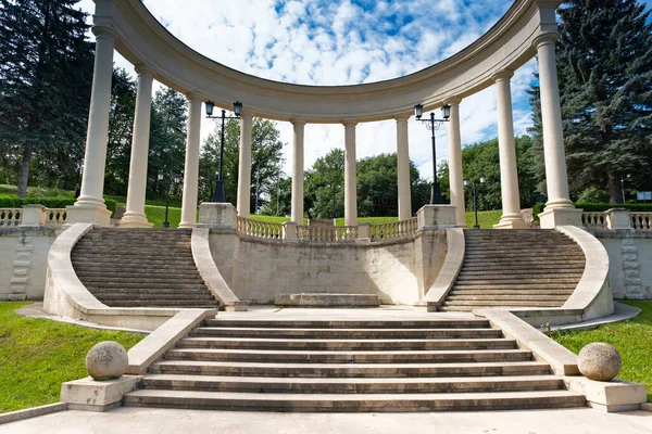 Las antiguas escaleras de cascada - atracción turística.Resort park - Kislovodsk, Rusia — Foto de Stock