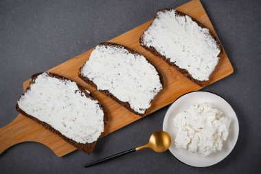 Gri masada krem peynirli çavdar ekmeği