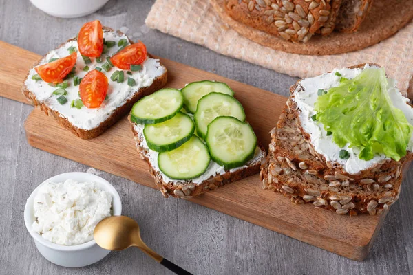 Gesundes Sandwich mit weißem Quark, Tomaten und Gurken — Stockfoto
