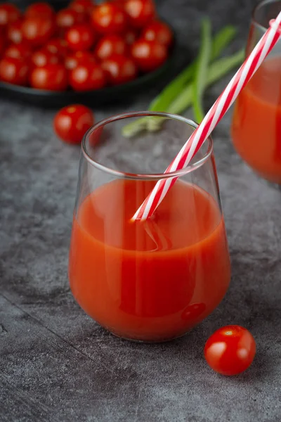 Свіжий томатний сік у склянці. Овочевий напій — стокове фото