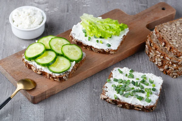 Egészséges szendvics fehér túróval és uborkával — Stock Fotó